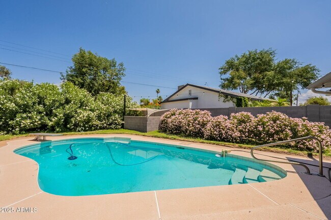 Building Photo - 1116 E Fern Dr N