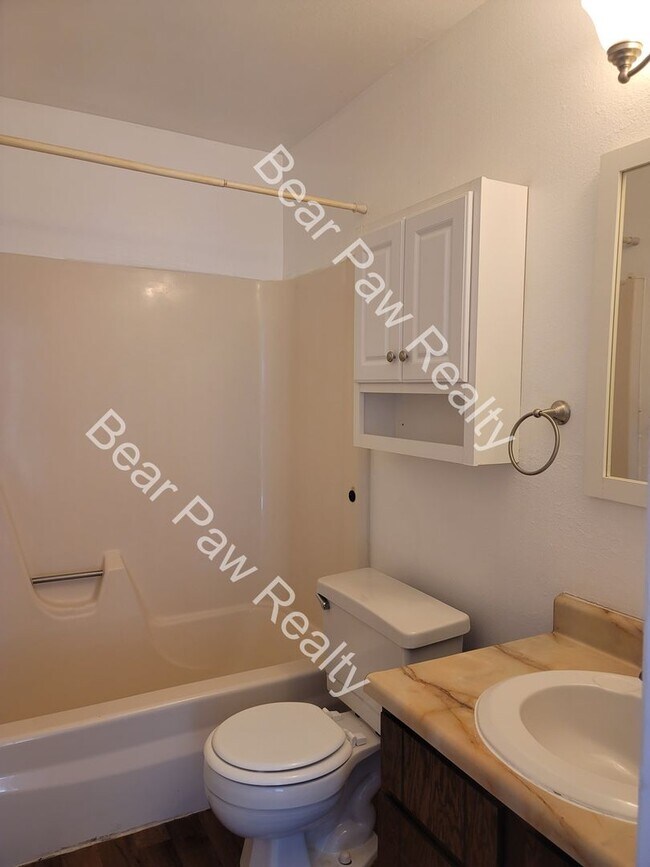 Building Photo - 503 Shoshoni St