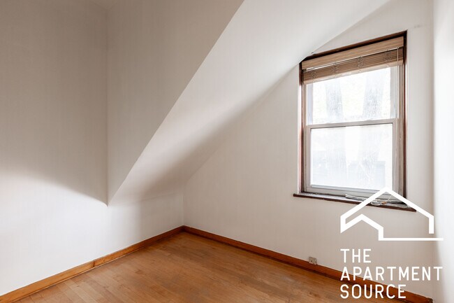 Building Photo - 2042 W Armitage Ave