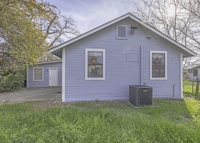 Building Photo - Dream Rental located minutes from Southtow...