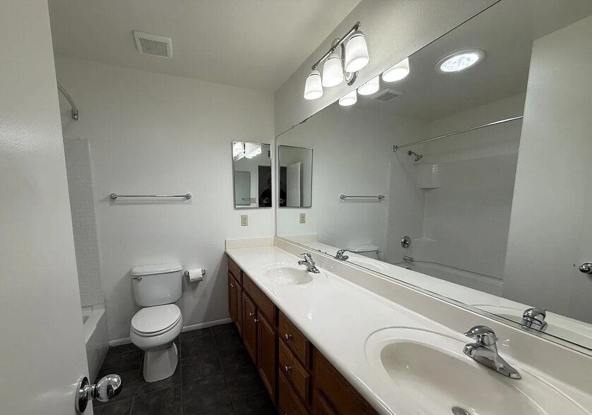 Building Photo - 1410 E Verlea Dr