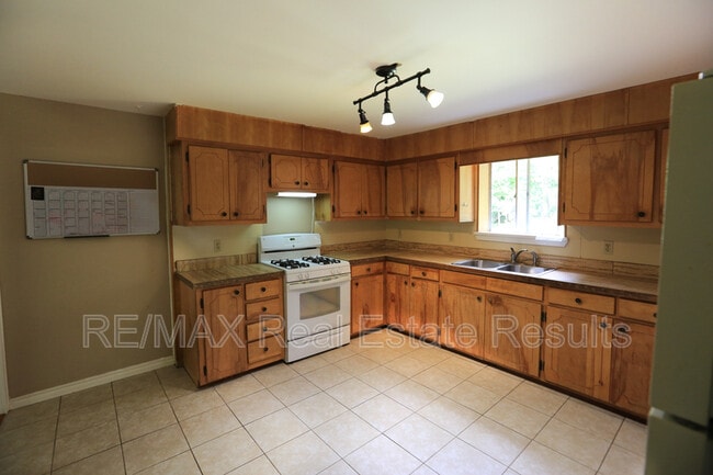 Building Photo - 1282 SE Farmers Dr