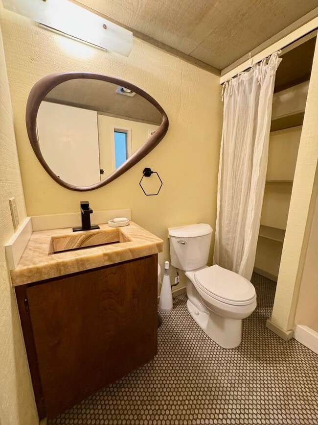 Building Photo - Come live in this quiet corner of Harstine Island!