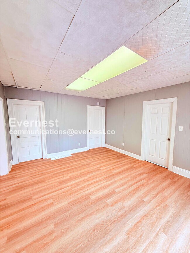 Building Photo - 3 Bed/1 Bath Home with Off-Street Parking / Pet-Friendly / Available Now!