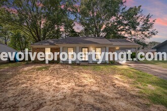 Building Photo - Charming Collierville home in PRIME location!
