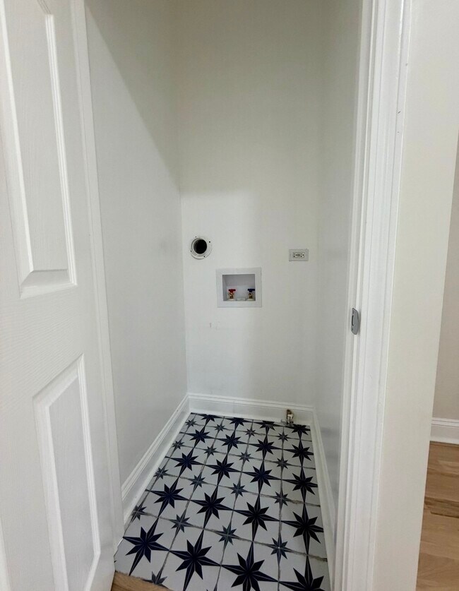 Building Photo - 2638 W Adams St