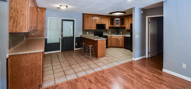 Building Photo - 555 Shady Acres Rd