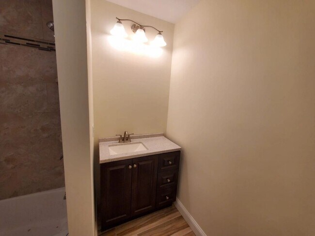 Building Photo - 50-60-60 Village Green S