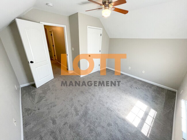 Building Photo - 204 Jarrett Ln