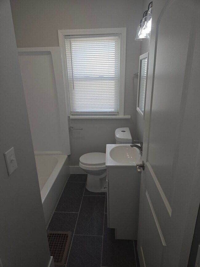 Building Photo - 3 Bedroom 1 Bathroom Single Family Cape Co...