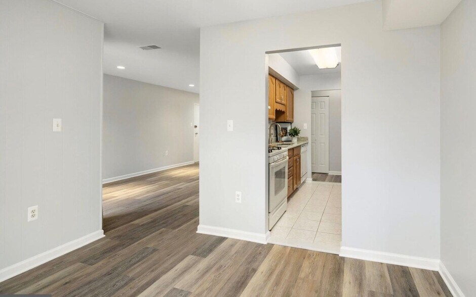 dining area / den - 3354 Woodburn Rd