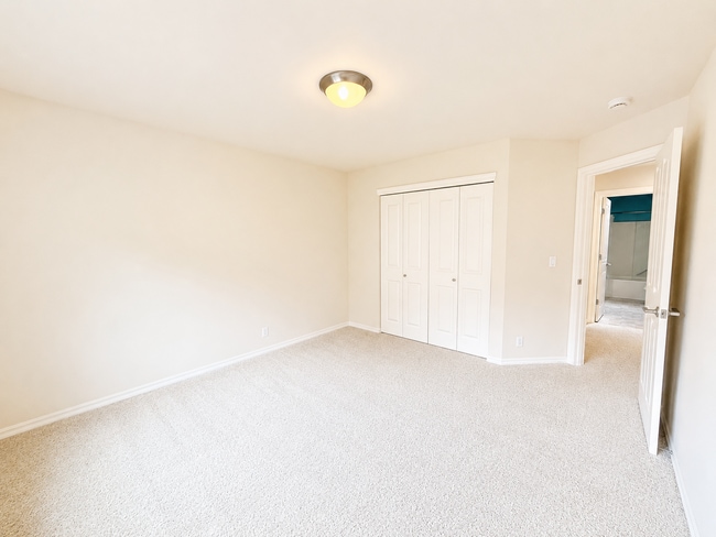 Building Photo - Spacious 5 Bedroom Home with A/C, Den, Waterfall in Prime Kenmore Cul-de-Sac