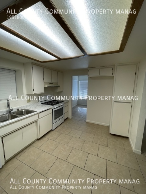 Building Photo - 2 bed/2 bath + POSSIBLE 3 bed Single Famil...