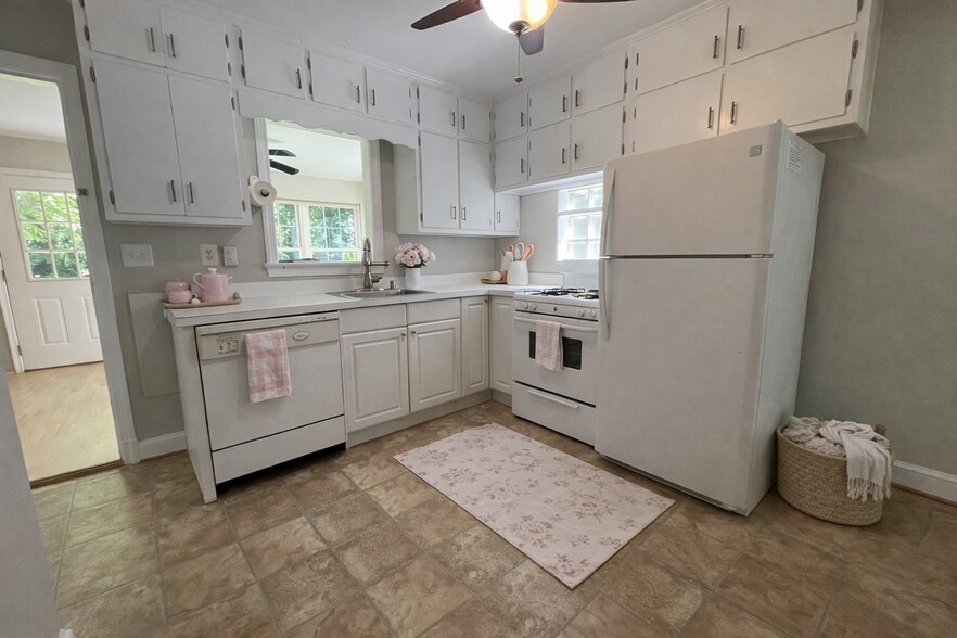 Building Photo - 5817 KINGSWOOD