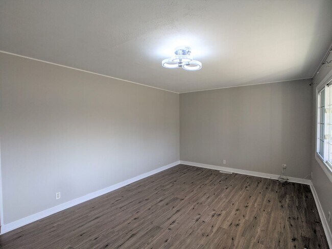 Building Photo - Spacious 3 bed 2 bath in Greenwood!