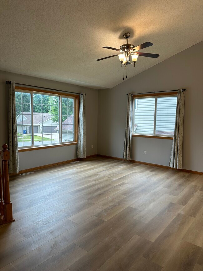 Building Photo - 6287 Fairway Dr NW