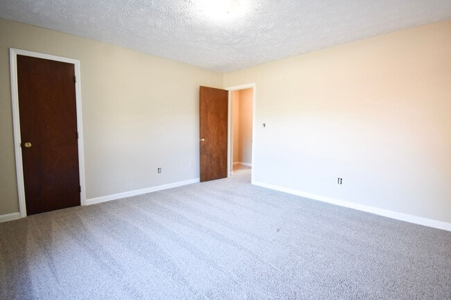 Building Photo - 2 Bedroom 1.5 Bathroom Townhome- Small Dogs Okay