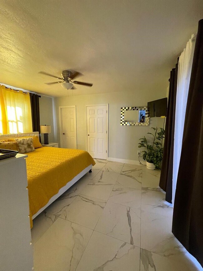 Building Photo - 3708 Island Dr