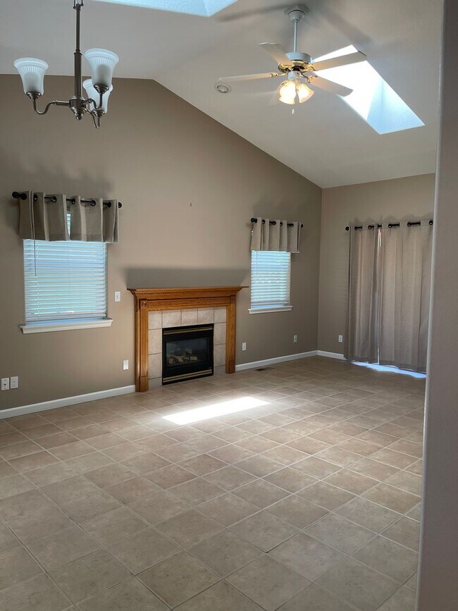 Building Photo - Charming Three Bedroom Pet Friendly Home in Lebanon Or!