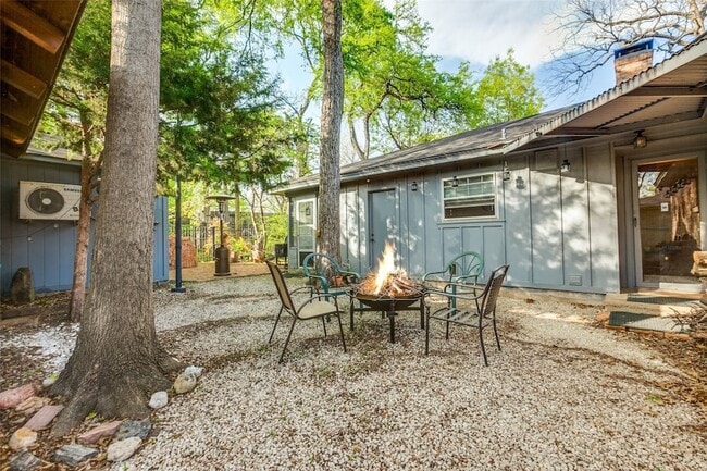Building Photo - 9551 E Lake Highlands Dr
