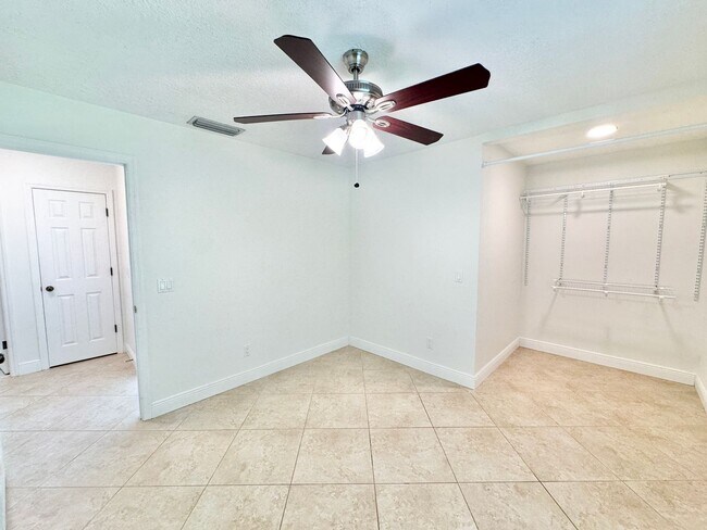 Building Photo - ** BERKSHIRE LAKES ** 3 BED + DEN / 2.5 BA...