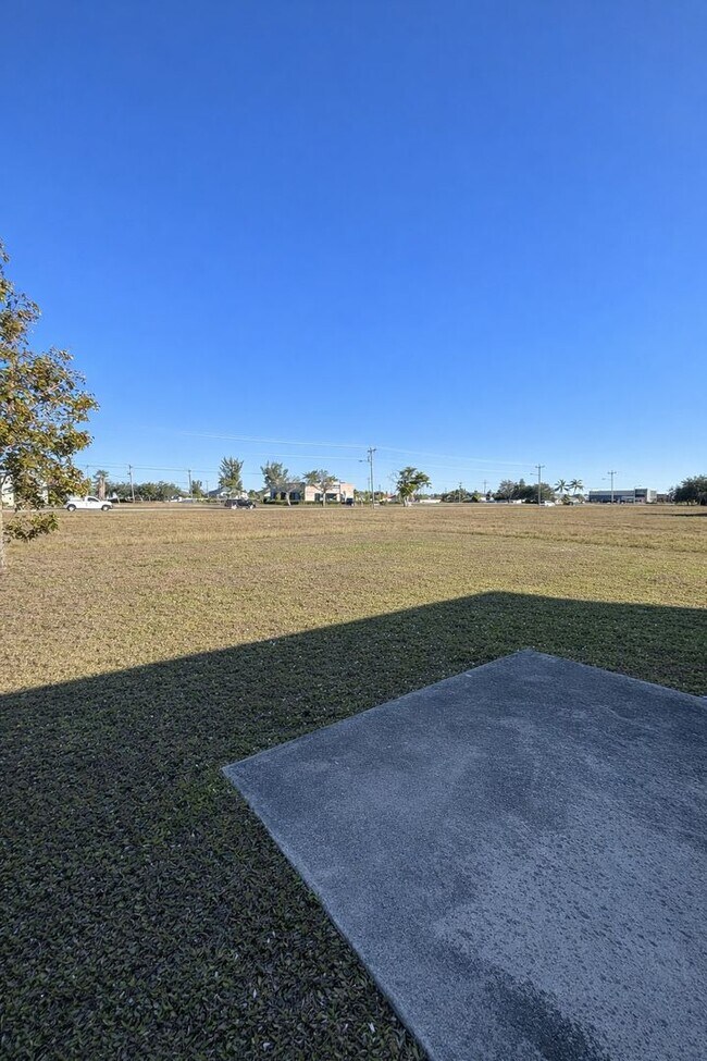 Building Photo - 2139/2141 SW 8TH PLACE