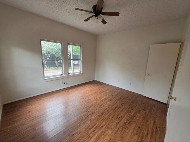 Building Photo - 1226 W Gray St