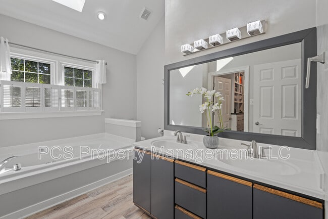 Building Photo - 12605 Jolly Pl