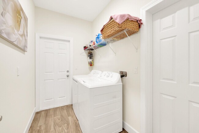 Building Photo - 2513 SW Calder St