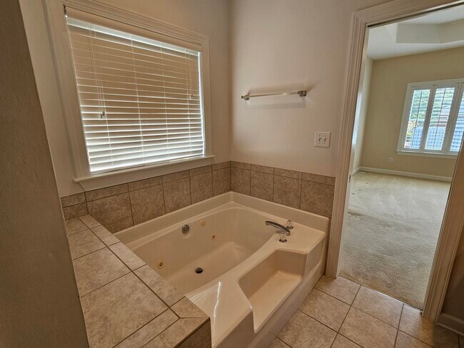 Building Photo - 115 Willow Oak Loop