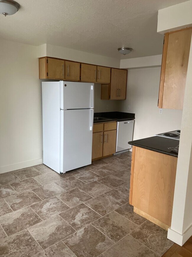 Building Photo - Spacious 2nd floor 2Bd Fireplace Hardwoods...