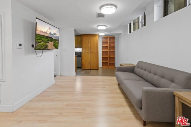 Building Photo - 10982 Roebling Ave