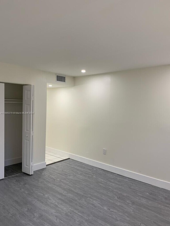 Building Photo - 1555 W 44th Pl