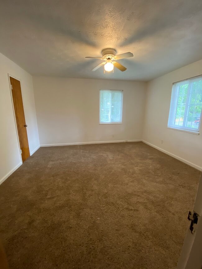 Building Photo - 2180 W Schantz Ave