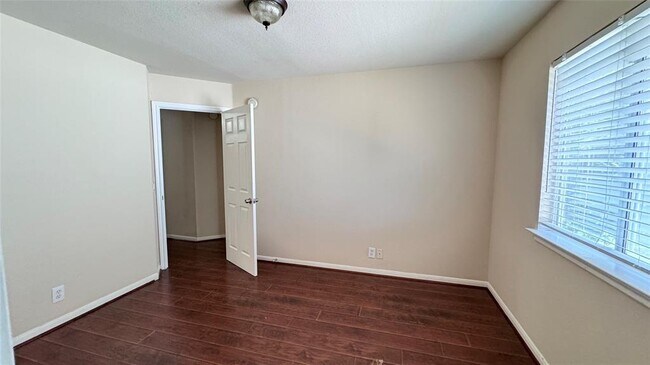 Building Photo - 2211 Bent Bow Dr