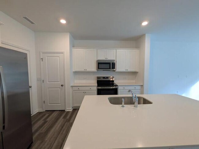 Building Photo - 898 Pilot St