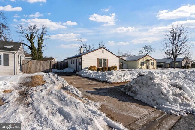 Building Photo - 1224 Guildford Rd