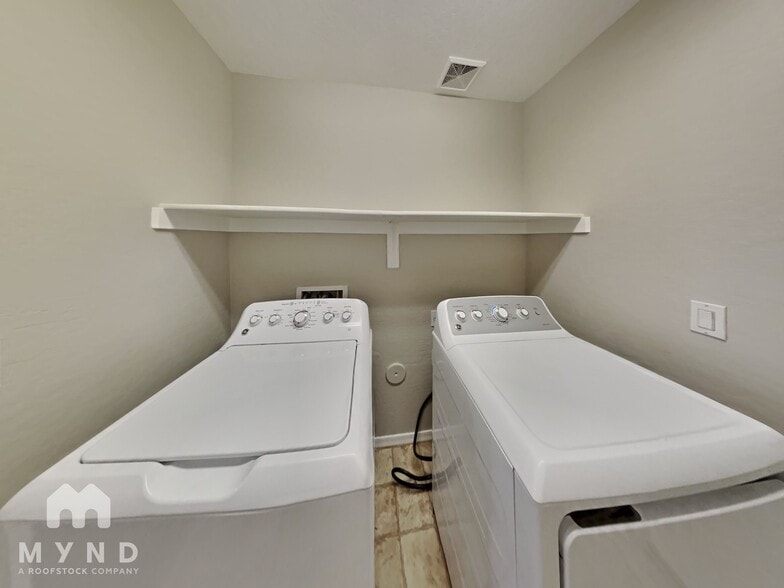 Building Photo - 836 W Burkhalter Dr