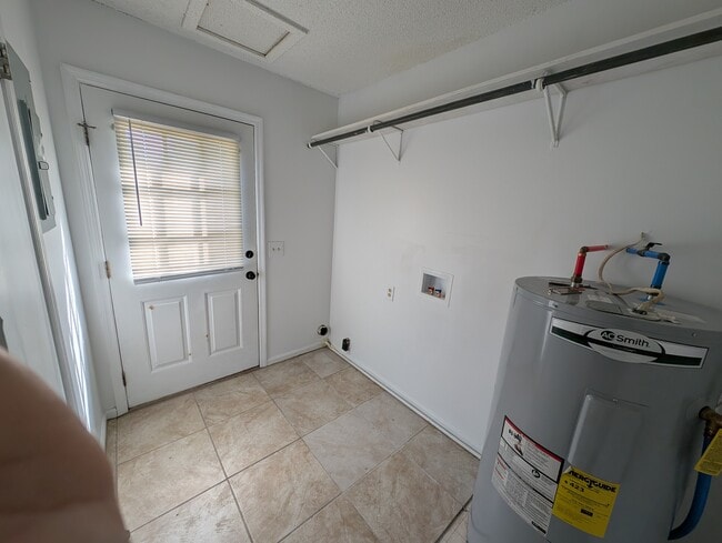Building Photo - 542 S Woodburn Dr