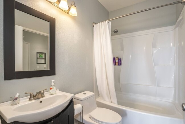 Building Photo - FULLY FURNISHED, 2/1.5 2nd floor condo in Keonekai Villages.