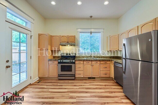 Building Photo - Great, Spacious & Inviting Home in the Heart of Milwaukie! Move-in Special DISCOUNT of $200!!!