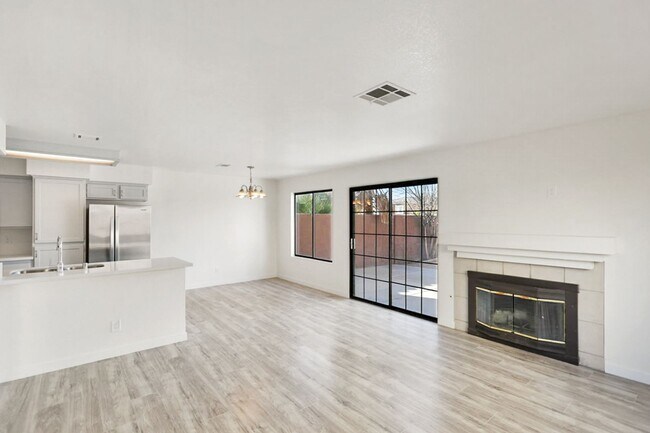 Building Photo - 3 Bed, 2.5 Bath Henderson Beauty