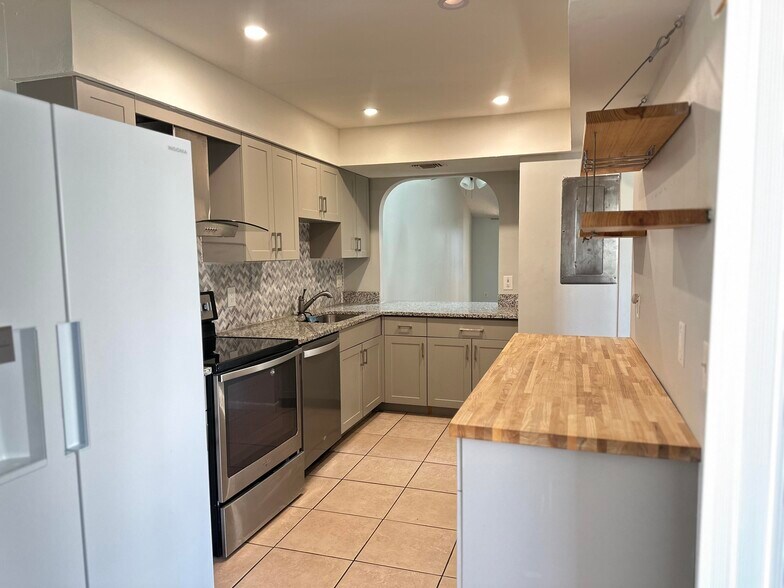 Building Photo - 5429 Vineland Rd