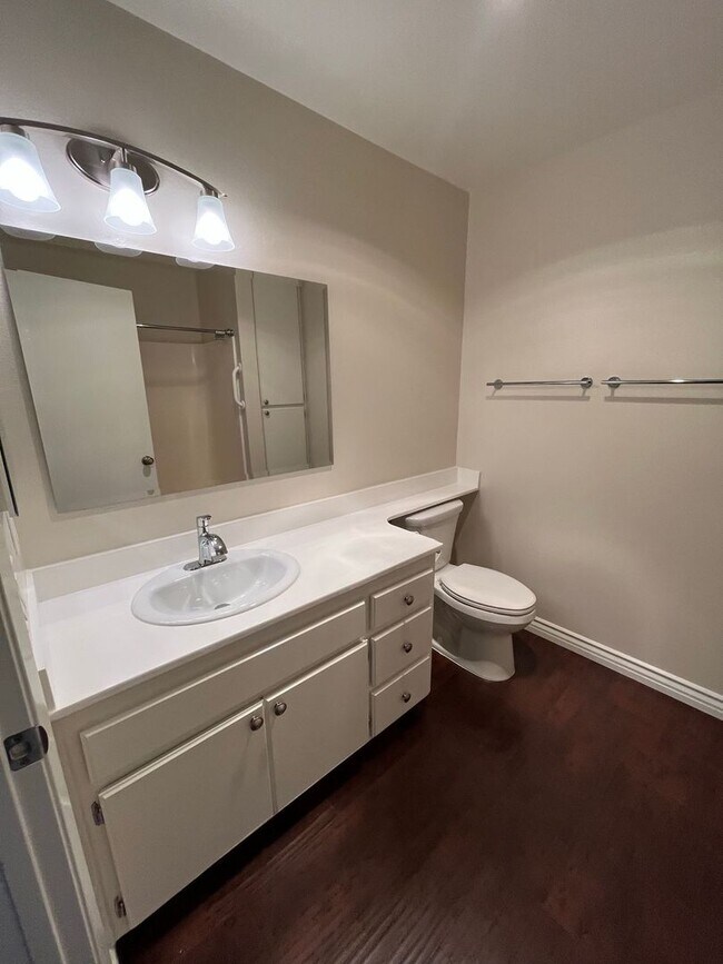 Building Photo - Ground-Floor Living in a Desirable 55+ Thousand Oaks Community