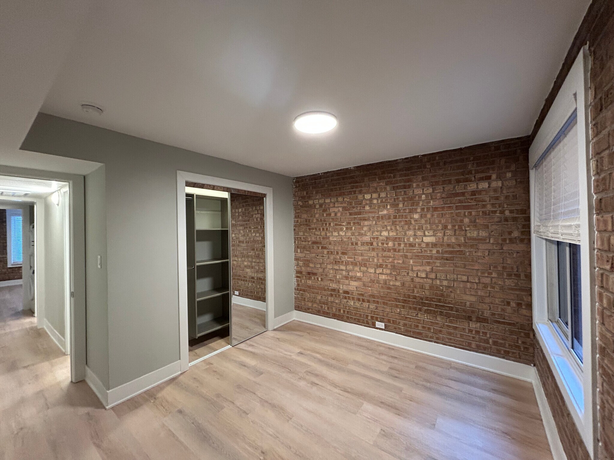 Building Photo - 1254 N La Salle Dr