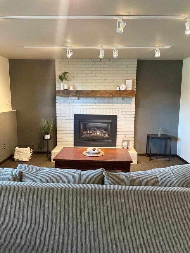 Building Photo - 9908 S Falconhurst Dr