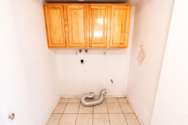 Building Photo - 13564 Cres Hill Dr
