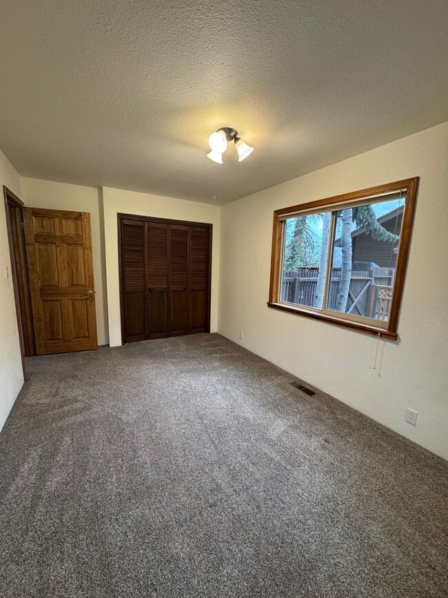 Building Photo - 3 Bdrm, 3 Bath home in Lynnewood with Gourmet Kitchen, 3 miles to Sky Lakes Medical Ctr and OIT