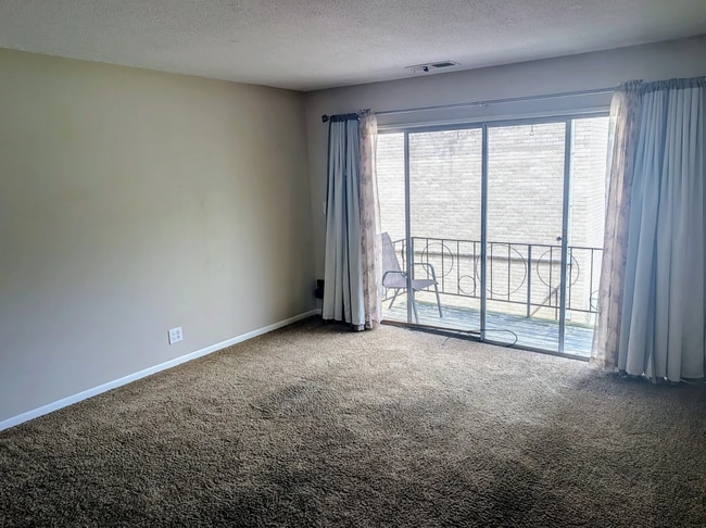 Building Photo - Spacious 1BR Condo – Pool Access & Utilities