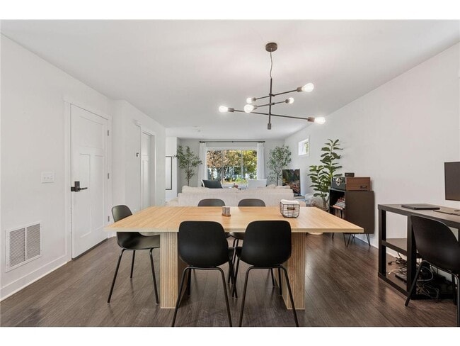 Building Photo - 2084 Reaney Ave E